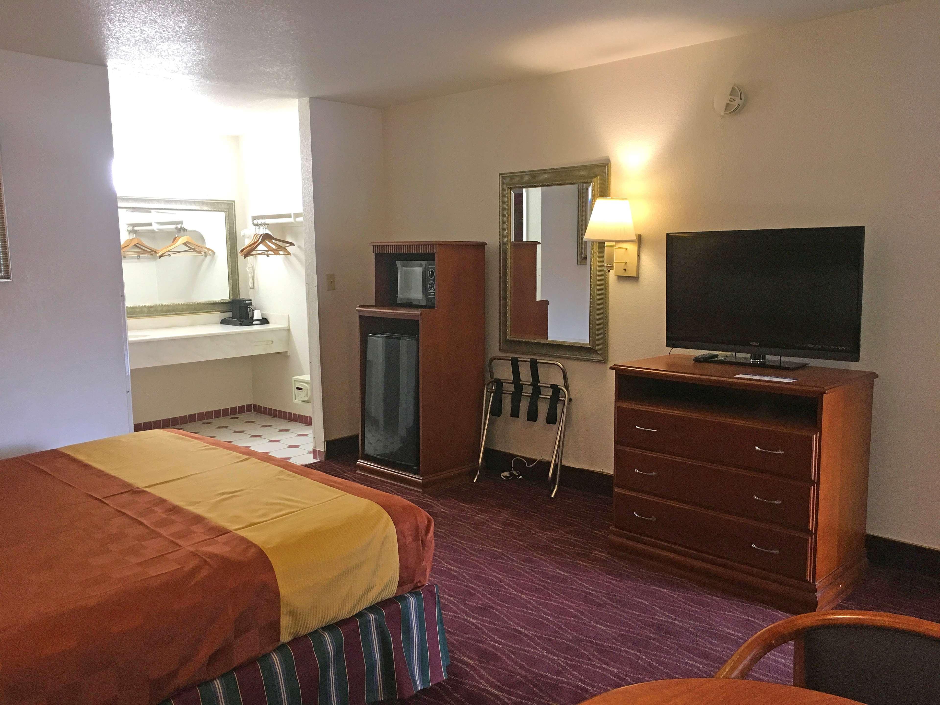 Ibis Styles Lisieux Normandie Bagian luar foto