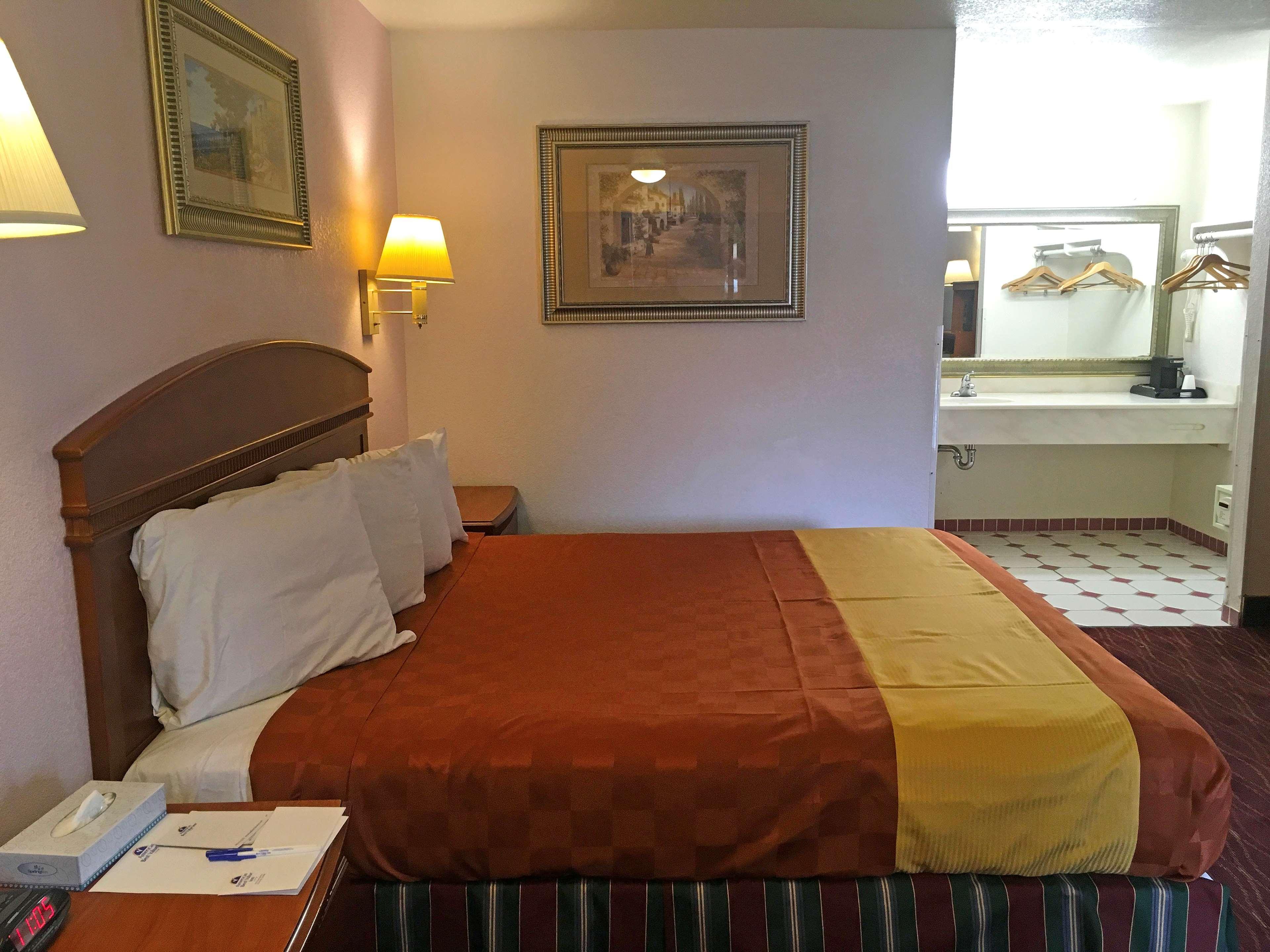Ibis Styles Lisieux Normandie Bagian luar foto