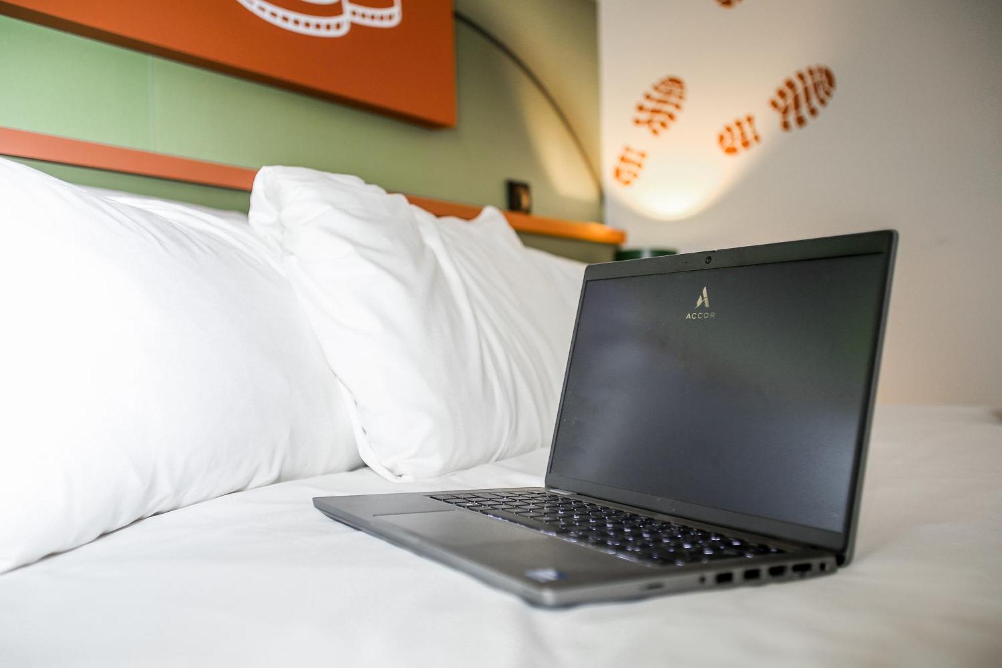 Ibis Styles Lisieux Normandie Bagian luar foto