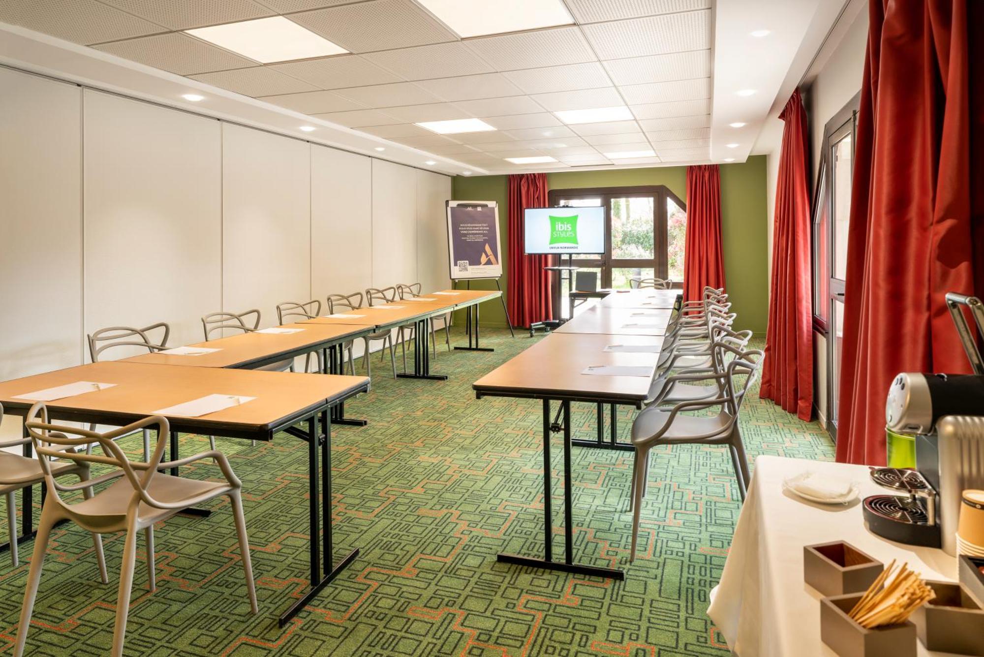 Ibis Styles Lisieux Normandie Bagian luar foto